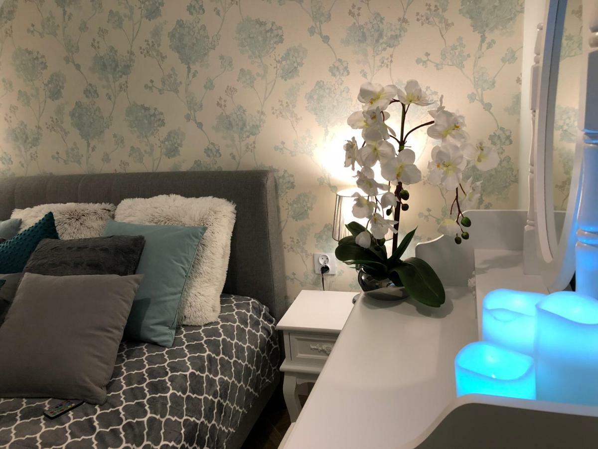 Family & Business Elegant Apartments Ul Warszawska - 2 Bedroom, Balcony, Parking 凯尔采 外观 照片
